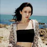 Bintang drama Korea Youth of May ini terlihat kasual dan seksi secara bersamaan. Go Min Si memakai crop top bertali spaghetti di balik kemeja Monogram Print Cotton Oversized Shirt. Foto: dok. Burberry