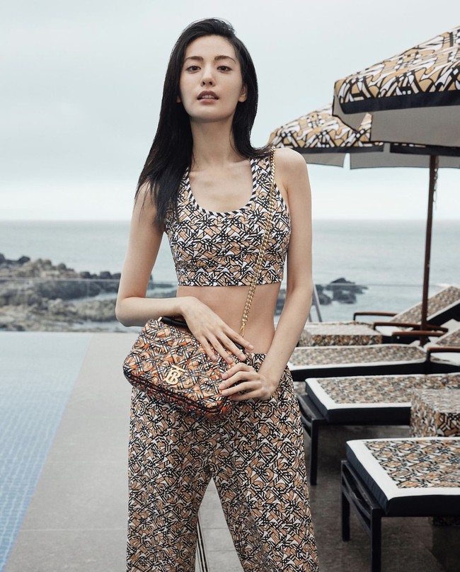 Koleksi bikini dan wide-leg trousers Burberry memamerkan bentuk tubuh Nana yang atletis. Untuk melengkapi penampilannya, Nana juga memakai Small Monogram Print Quilted Lambskin Lola Bag. Foto: dok. Burberry