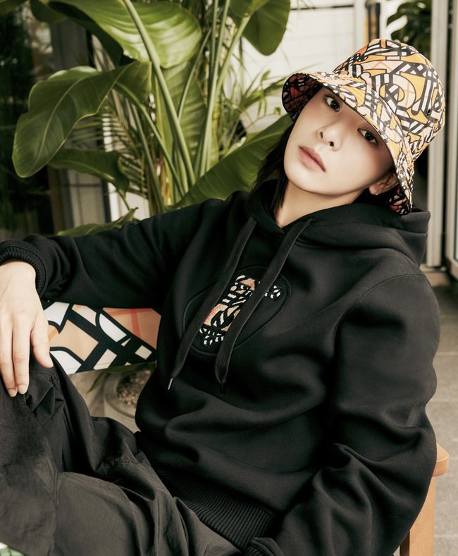 Penampilan Seol In Ah terlihat tomboi. Aktris yang hobi skateboarding ini memakai bucket hat dan hoodie terbaru dari koleksi TB Summer Monogram, yang dipadukan dengan cargo pants berwarna hitam. Foto: dok. Burberry