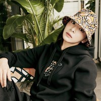 Penampilan Seol In Ah terlihat tomboi. Aktris yang hobi skateboarding ini memakai bucket hat dan hoodie terbaru dari koleksi TB Summer Monogram, yang dipadukan dengan cargo pants berwarna hitam. Foto: dok. Burberry