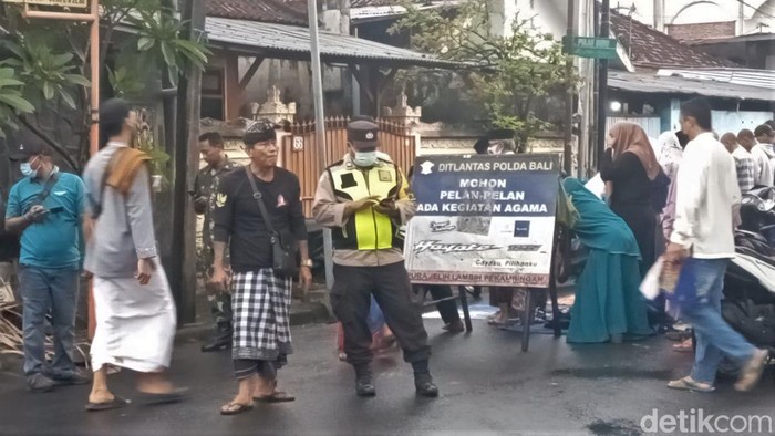Aksi Pecalang Amankan Salat Idul Adha di Denpasar Bali Pecalang turut aktif membantu pengamanan salat Idul Adha di kawasan Denpasar, Bali. Pengamanan itu salah satunya dilakukan di area Masjid Suci Denpasar.