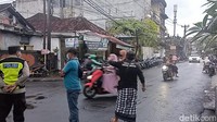 Para pecalang tersebut nampak melakukan pengamanan bersama Bhayangkara Pembina Keamanan dan Ketertiban Masyarakat (Bhabinkamtibmas) serta Bintara Pembina Desa (Babinsa) dan Linmas Kelurahan Dauh Puri. Para pecalang bertugas untuk menertibkan parkir pengendara sepeda motor dan berupaya melancarkan arus lalu lintas sehingga tidak tersendat. Pengamanan semacam ini sudah lama dilaksanakan, namun sempat terhenti karena COVID-19.