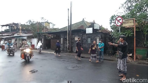 Pecalang turut aktif membantu pengamanan salat Idul Adha di kawasan Denpasar, Bali. Pengamanan itu salah satunya dilakukan di area Masjid Suci Denpasar.