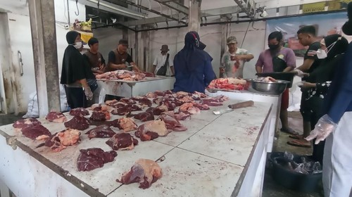 Aktivitas pemotongan hewan kurban di UPT RPH Dinas Pertanian Kota Denpasar sat Hari Raya Idul Adha, Minggu (10/7/2022).