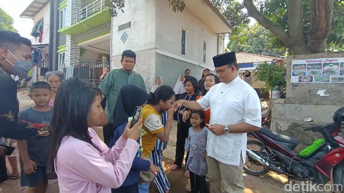 Anies Bagi-bagi Uang ke Anak-anak Usai Sembelih Sapi Kurban.
