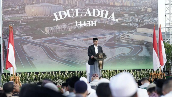Gubernur DKI Jakarta Anies Baswedan menunaikan ibadah salat Idul Adha 1443 Hijriyah di Jakarta International Stadium (JIS).  Anies memastikan kegiatan ibadah Idul Adha berjalan lancar dan khusyuk.