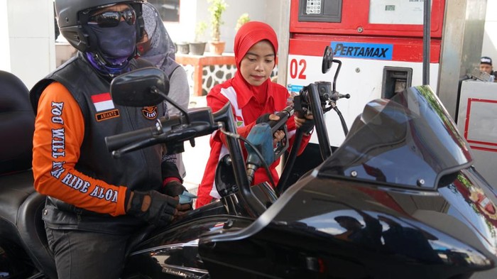 Pegawai SPBU saat melakukan pengisian BBM roda dua. Foto Dokumen Pertamina Sumbagut.