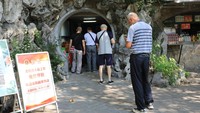 Cuaca panas membuat sejumlah orang ramai-ramai mendatangi bunker tempat berlindung dari serangan udara untuk mendinginkan diri. (Xu Fugeng/VCG via Getty Images).