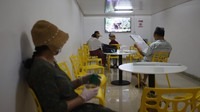Di bunker tersebut warga tampak asyik menonton televisi maupun membaca koran. (Yang Bo/China News Service via Getty Images).