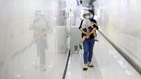 Tak sedikit orang tua yang mengajak anak-anak mereka untuk mendinginkan diri di dalam bunker saat cuaca di kawasan Nanjing, China, tengah panas-panasnya. (Yang Bo/China News Service via Getty Images).