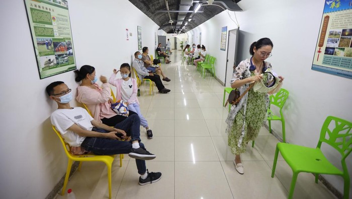 Begini Jadinya Saat Bunker di China Jadi Tempat Ngadem Warga Tempat perlindungan diri dari serangan udara di Nanjing, China, ramai dikunjungi warga. Mereka berdatangan untuk mendinginkan diri saat cuaca panas.