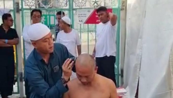 Bupati Bandung Mendadak Jadi Tukang Cukur Tahallul Gratis di Mekah