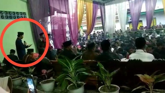 Edi Setiawan saat berorasi dihadapan jemaah dan santri Shiddiqiyyah, Jombang