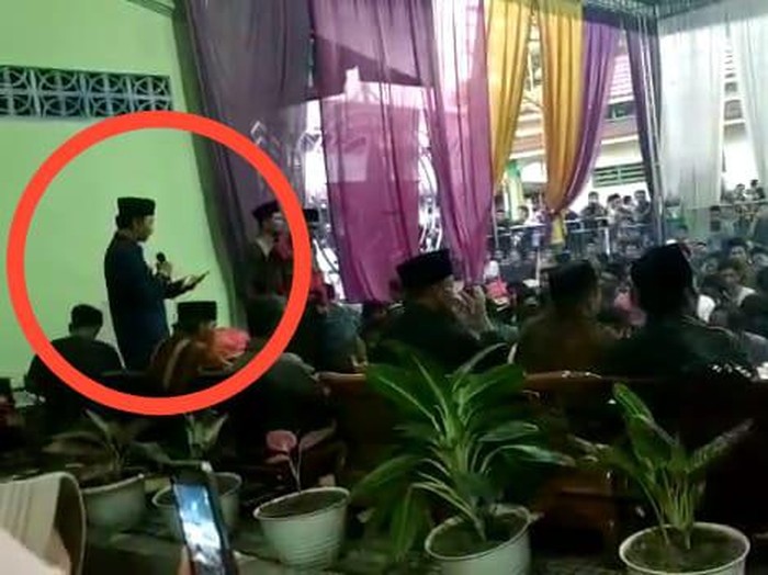 Edi Setiawan saat berorasi dihadapan jemaah dan santri Shiddiqiyyah, Jombang