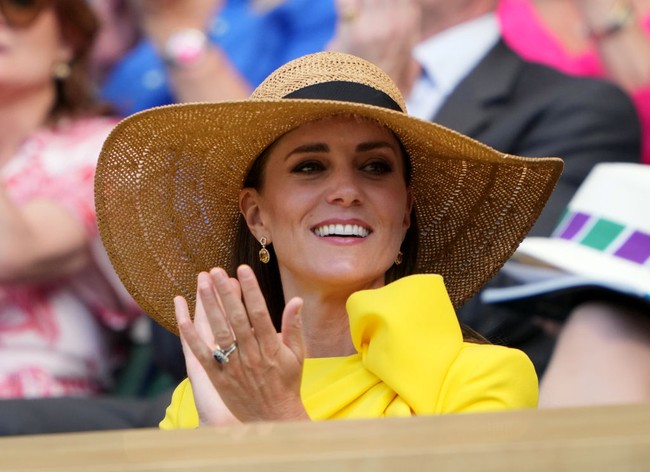 Kate Middleton mencuri perhatian dengan penampilannya memakai dress kuning dan topi jerami yang cantik. Foto: PA Images via Getty Images/Zac Goodwin - PA Images