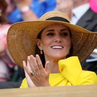 Kate Middleton mencuri perhatian dengan penampilannya memakai dress kuning dan topi jerami yang cantik. Foto: PA Images via Getty Images/Zac Goodwin - PA Images