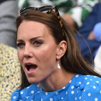 Memakai sunglasses atau kacamata hitam, Duchess of Cambridge tampak menunjukkan ekspresi mangap saat Cameron Norrie gagal mencetak angka melawa petenis Belgia, David Goffin. Foto: WireImage/Karwai Tang
