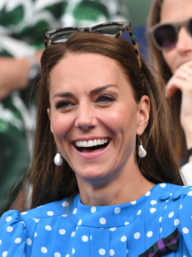 Kate Middleton dua kali menonton pertandingan tenis Wimbledon yang digelar di All England Lawn Tennis Club, London, Inggris. Pertama dia hadir menonton pertandingan petenis Inggris, Cameron Norrie melawan David Goffin pada 5 Juli 2022. Foto: WireImage/Karwai Tang