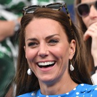 Kate Middleton dua kali menonton pertandingan tenis Wimbledon yang digelar di All England Lawn Tennis Club, London, Inggris. Pertama dia hadir menonton pertandingan petenis Inggris, Cameron Norrie melawan David Goffin pada 5 Juli 2022. Foto: WireImage/Karwai Tang