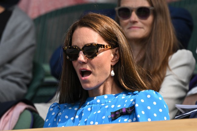 Kate Middleton terlihat ekspresif saat memberikan dukungan pada petenis Inggris Cameron Norrie di Wimbledon. Dia memberikan beragam ekspresi selama menonton pertandingan. Foto: WireImage/Karwai Tang