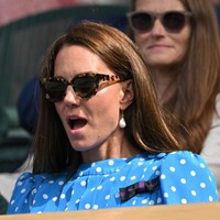 Kate Middleton terlihat ekspresif saat memberikan dukungan pada petenis Inggris Cameron Norrie di Wimbledon. Dia memberikan beragam ekspresi selama menonton pertandingan. Foto: WireImage/Karwai Tang