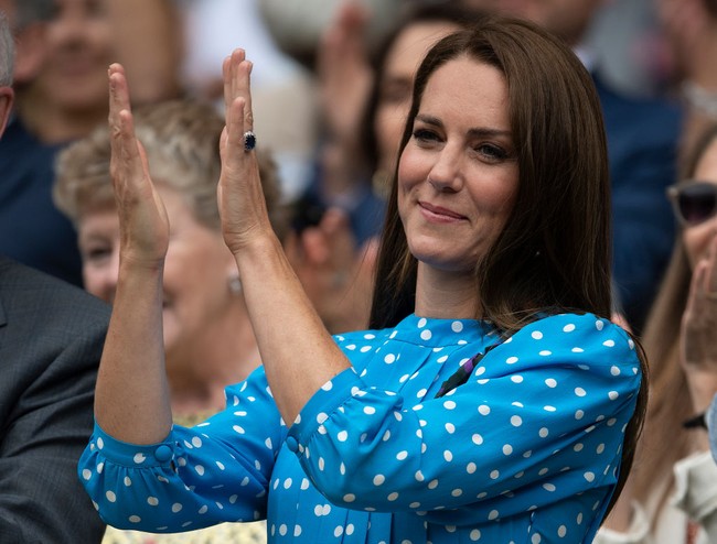 Menonton Wimbledon bersama Pangeran William, Kate Middleton tampil dengan dress biru polkadot dari brand Alessandra Rich. Baju yang dikenakannya seharga 1.515 poundsterling. Foto: WireImage/Karwai Tang