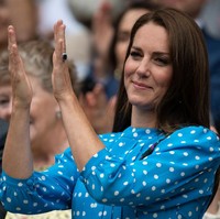 Menonton Wimbledon bersama Pangeran William, Kate Middleton tampil dengan dress biru polkadot dari brand Alessandra Rich. Baju yang dikenakannya seharga 1.515 poundsterling. Foto: WireImage/Karwai Tang
