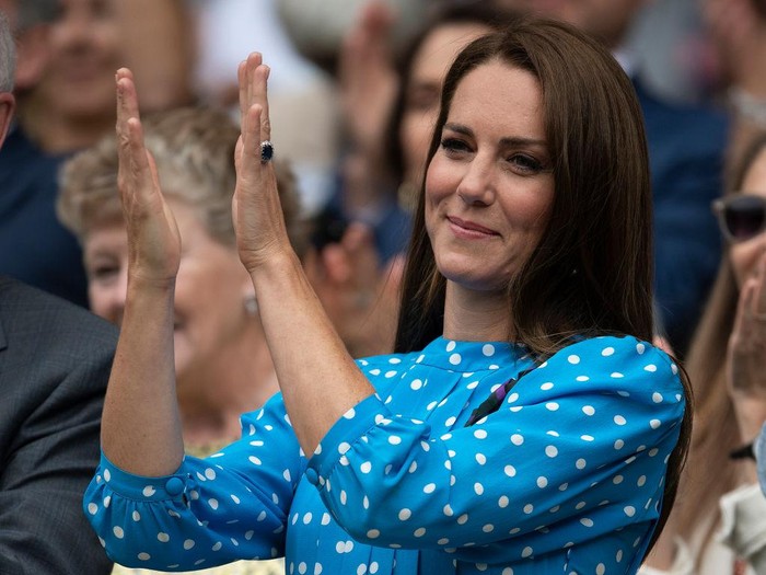 Kate Middleton pakai baju polka dot BLETCHLEY, ENGLAND - MAY 14: Catherine, Duchess of Cambridge, visits the D-Day exhibition at Bletchley Park on May 14, 2019 in Bletchley, England. The D-Day exhibition marks the 75th anniversary of the D-Day landings. (Photo by Mark Cuthbert/UK Press via Getty Images)