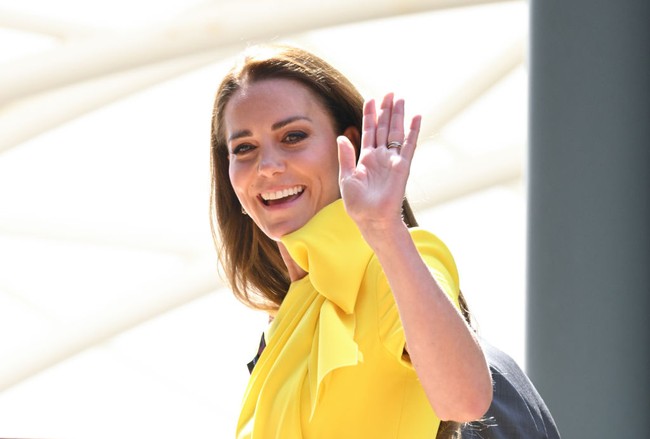 Kate Middleton kembali menonton pertandingan Wimbledon di All England Lawn Tennis pada 9 Juni 2022. Kali ini Kate tampil cerah dan mencuri atensi dengan dress kuning. Foto: WireImage/Karwai Tang