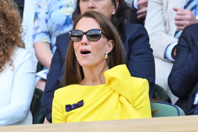 Kate Middleton kembali menunjukkan beragam ekspresinya saat menonton Elena Rybakina dan Ons Jabeur bertanding. Seperti ekspresi mangap alias membuka mulutnya di foto ini. Foto: WireImage/Karwai Tang