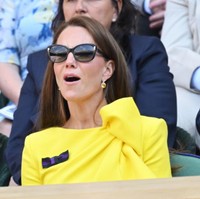 Kate Middleton kembali menunjukkan beragam ekspresinya saat menonton Elena Rybakina dan Ons Jabeur bertanding. Seperti ekspresi mangap alias membuka mulutnya di foto ini. Foto: WireImage/Karwai Tang