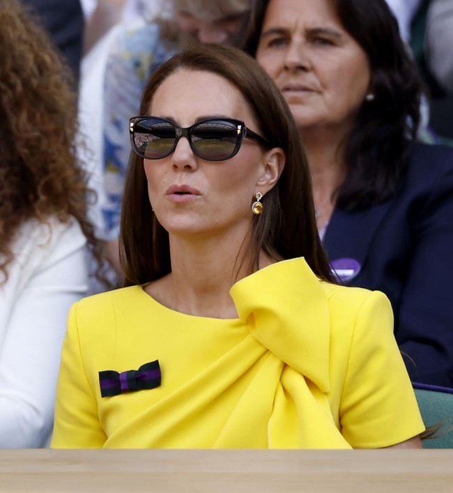 Ibu tiga anak itu menyaksikan final tunggal putri Wimbledon 2022 antara petenis Kazakhstan Elena Rybakina dan Ons Jabeur dari Tunisia. Elena berhasil memenangkan pertandingan tenis final ini. Foto: PA Images via Getty Images/Steven Paston - PA Images