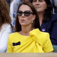 Ibu tiga anak itu menyaksikan final tunggal putri Wimbledon 2022 antara petenis Kazakhstan Elena Rybakina dan Ons Jabeur dari Tunisia. Elena berhasil memenangkan pertandingan tenis final ini. Foto: PA Images via Getty Images/Steven Paston - PA Images