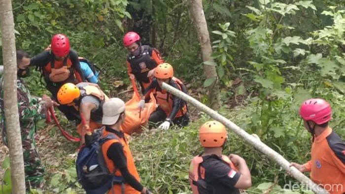 Evakuasi jenazah lansia yang tenggelam di Sungai Sampean Bondowoso