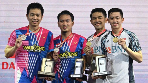 Indonesia's Fajar Alfian (2nd R) and Muhammad Rian Ardianto (R) pose with their gold medals after beating compatriots Mohammad Ahsan (2nd L) and Hendra Setiawan (L) during their men's doubles final match at the Malaysia Masters badminton tournament in Kuala Lumpur on July 10, 2022. (Photo by Mohd RASFAN / AFP) (Photo by MOHD RASFAN/AFP via Getty Images)