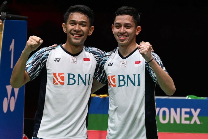 Indonesias Fajar Alfian (L) and Muhammad Rian Ardianto (R) celebrate after beating compatriots Mohammad Ahsan and Hendra Setiawan during their mens doubles final match at the Malaysia Masters badminton tournament in Kuala Lumpur on July 10, 2022. (Photo by Mohd RASFAN / AFP) (Photo by MOHD RASFAN/AFP via Getty Images)