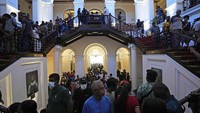 Massa silih berganti memasuki kediaman Presiden Sri Lanka. Salah satu bagian rumah tersebut tampak ramai dipenuhi oleh warga. (AP Photo/Eranga Jayawardena).
