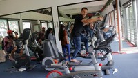 Sejumlah orang tampak asyik ngegym di salah satu ruangan yang ada di kediaman Presiden Sri Lanka yang berlokasi di Kolombo. (REUTERS/Dinuka Liyanawatte).