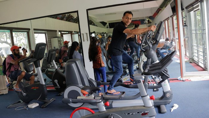 Rumah Perdana Menteri dan Presiden Sri Lanka digeruduk massa. Di sana mereka melakukan berbagai hal, mulai dari berenang, ngegym hingga masak di halaman rumah.