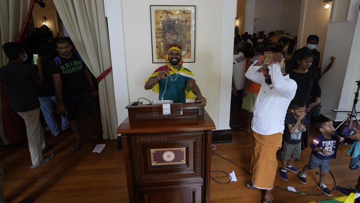 Foto-foto Demonstran Berpesta di Rumah PM dan Presiden Sri Lanka Rumah Perdana Menteri dan Presiden Sri Lanka digeruduk massa. Di sana mereka melakukan berbagai hal, mulai dari berenang, ngegym hingga masak di halaman rumah.