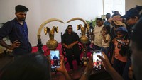 Sementara di kediaman Presiden Sri Lanka, tampak sejumlah warga asyik berfoto dengan benda-benda yang ada di dalam rumah sang presiden. (AP Photo/Eranga Jayawardena). 