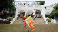 Sementara itu, saat Istana Kepresidenan diduduki massa, Presiden Rajakpaksa disebut telah melarikan diri menggunakan kapal laut di pelabuhan Kolombo. Kabar terbaru, Rajapaksa pun mengatakan dirinya akan mengundurkan diri sebagai presiden. (REUTERS/Dinuka Liyanawatte).