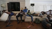 Sebelumnya, Ranil Wickremesinghe juga menyatakan dirinya siap untuk mengundurkan diri sebagai Perdana Menteri Sri Lanka. Dilansir Reuters, Sabtu (9/7/2022), Wickremesinghe telah berbicara dengan sejumlah pemimpin partai politik untuk membahas langkah-langkah yang akan ditempuh pemerintah menyusul kerusuhan tersebut. (AP Photo/Eranga Jayawardena). 