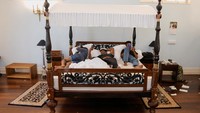 Ada pula demonstran yang tampak beristirahat di ranjang kamar tidur Presiden Gotabaya Rajapaksa saat kediaman sang presiden digeruduk massa. (REUTERS/Dinuka Liyanawatte).