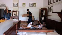 Para demonstran bermain di dalam salah satu ruang tidur yang berada di kediaman Perdana Menteri Sri Lanka, Minggu (10/7/2022). (REUTERS/Dinuka Liyanawatte).