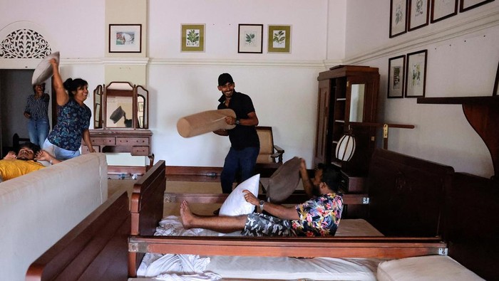 Rumah Perdana Menteri dan Presiden Sri Lanka digeruduk massa. Di sana mereka melakukan berbagai hal, mulai dari berenang, ngegym hingga masak di halaman rumah.