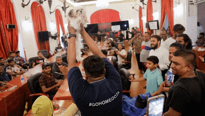 Rumah Perdana Menteri dan Presiden Sri Lanka digeruduk massa. Di sana mereka melakukan berbagai hal, mulai dari berenang, ngegym hingga masak di halaman rumah.