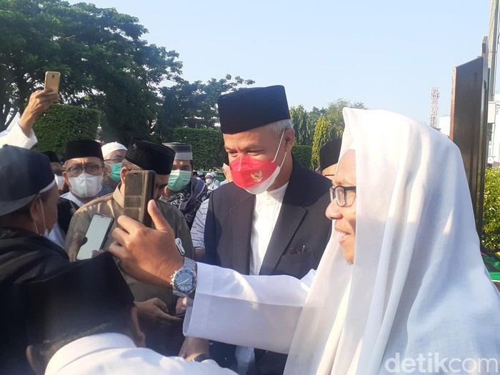 Gubernur Jateng Ganjar Pranowo menjalankan salat Idul Adha di Simpang Lima, Semarang, Minggu (10/7/2022).