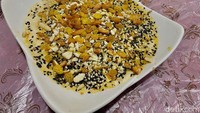 Fatah Hadrami bisa menjadi pilihan dessert yang lezat. Terbuat dari roti yang dihaluskan dengan campuran kacang, kismis, dan habatussauda. Foto: detikFood/Yenny Mustika Sari