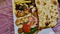 Masawi kebab isiannya komplet. Ada kebab kambing, ayam, hati kambing, dan kentang goreng. Foto: detikFood/Yenny Mustika Sari